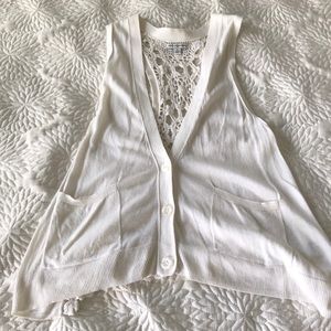 5 for $25 ✨ American Eagle Cream Lace Vest- Size S